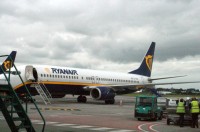 <em>Ryanair</em> samazina maksu par nododamo bagāžu
