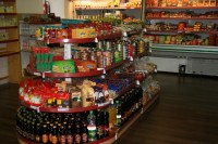 Vēstnieks apmeklē Latvijas preču veikalu „Millenium”
