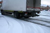 Sniega dēļ kavējas avio reisi un slēgtas daudzas skolas 