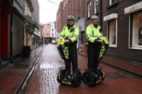 Dublinas centrā likumsargi patrulē arī uz divriteņu elektromobiļiem