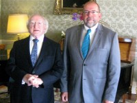 Vēstnieks Pēteris Elferts pārrunā emigrācijas jautājumus ar Īrijas prezidentu