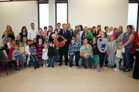 Latvijas vēstnieks Īrijā Gints Apals apmeklē latviešu skoliņu Droghedā