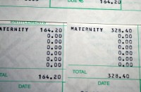 Maternitātes pabalstu izmaksa joprojām kavējas