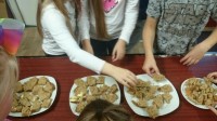 Mayo latviešu skoliņa cep Spēka maizi un uzsāk jauno mācību gadu