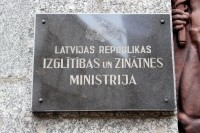 Reemigrantu bērniem Latvijas skolās palīdzēs apgūt latviešu valodu