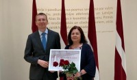 Laima Ozola saņam 2021. gadā piešķirto Latvijas valdības apbalvojumu