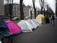 Protestētājs lūdz piešķirt dzīvokli