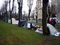 Protesta akcija pie valdības ēkas - foto