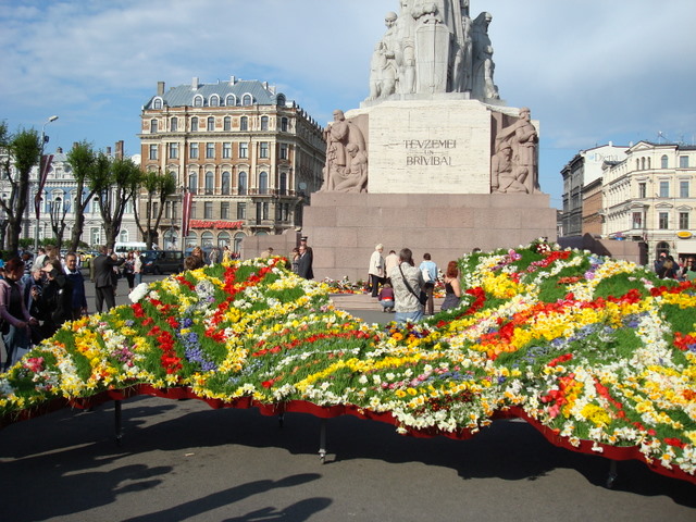 Rīdziniekus sauc mājās.