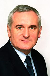Bertie Ahern juristi protestē.