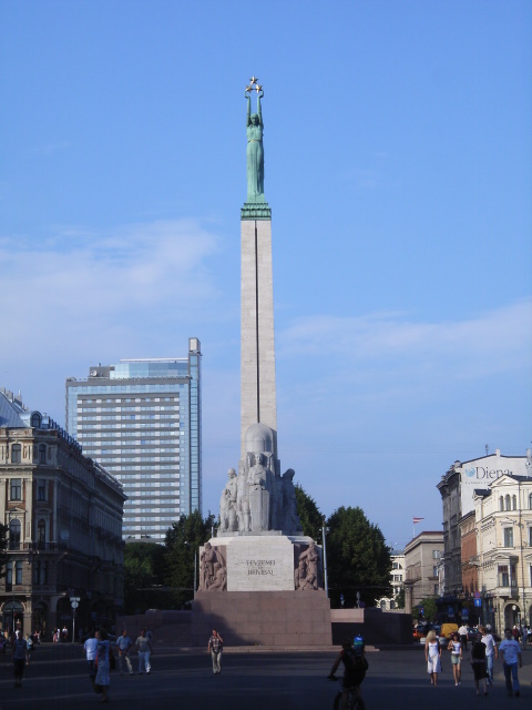 Latvijas valsts suverēnā vara pieder Latvijas tautai.