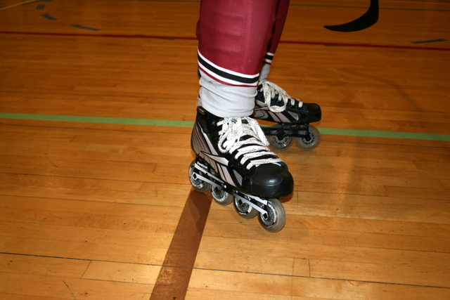 Aicina bērnus pieteikties inline hokeja komandā