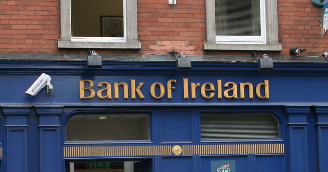 Bank of Ireland problēmu dēļ aizkavēti algu un sociālo pabalstu maksājumi