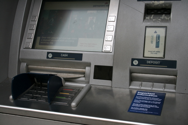 Aizturēti divi austrumeiropieši ar ierīcēm bankas karšu datu nolasīšanai