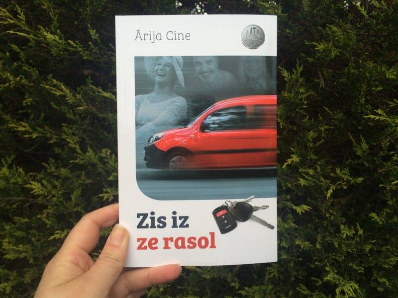 Grāmatas saņems Līga Sediha un kurjerpuisis Uldis