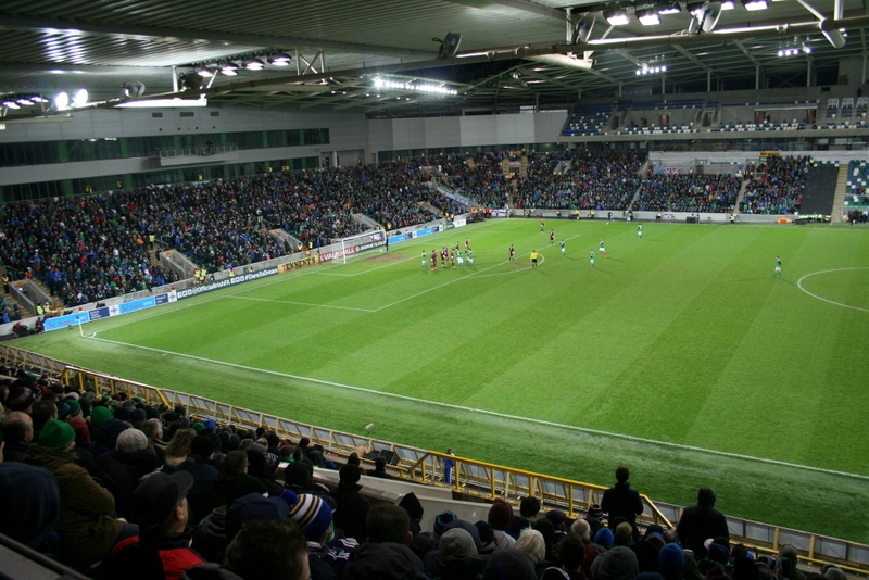 Futbols Belfāstā, basketbols Newcastle