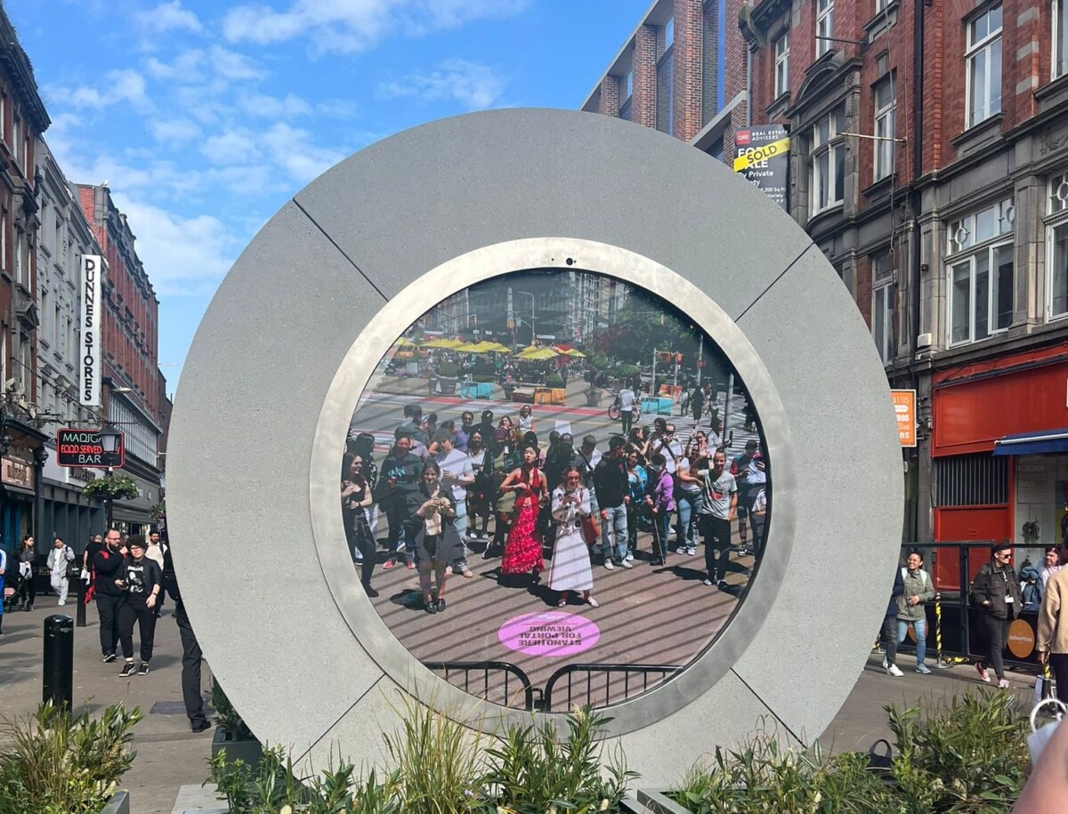 Dublinu un Ņujorku savienojošais portāls ir atsācis darboties