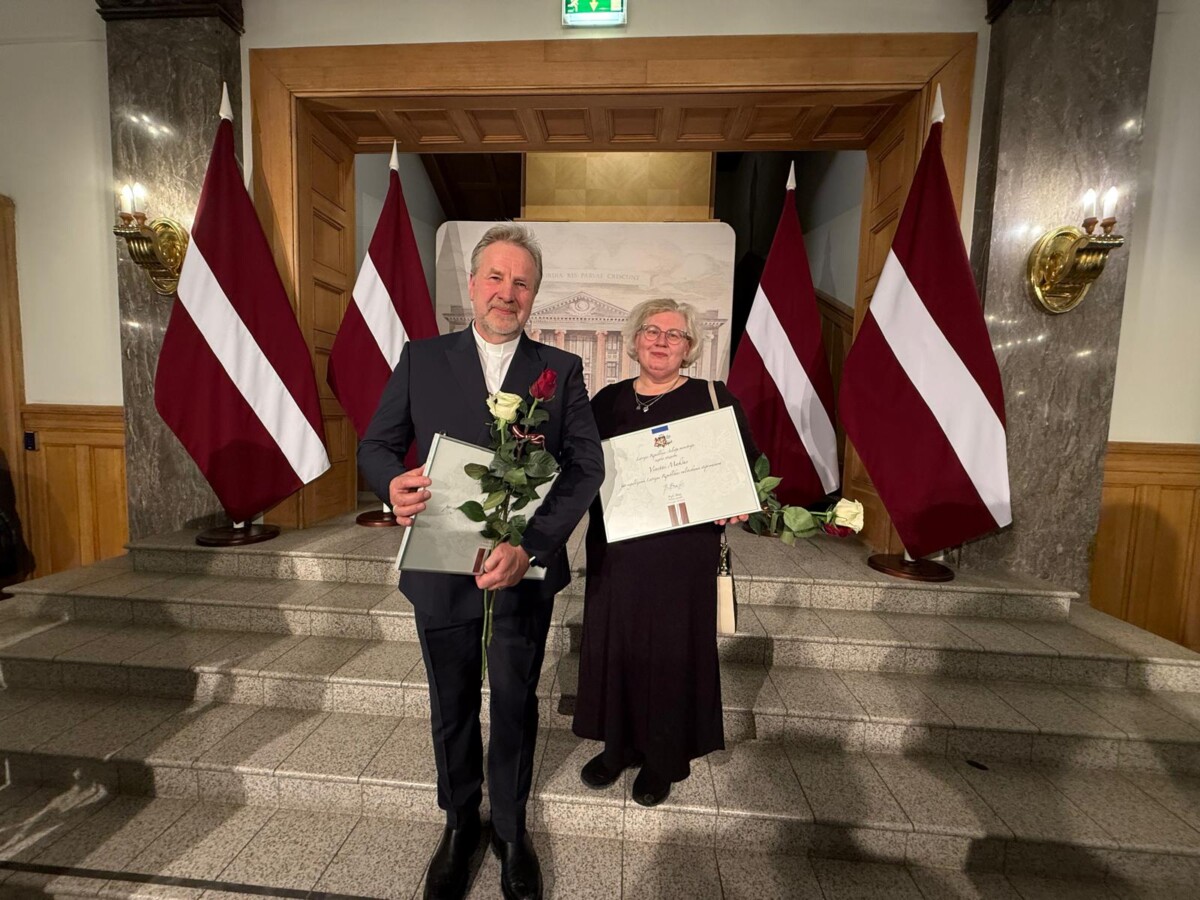V.Makšus, I.Miezis un R.Prokopčenko saņem ĀM Atzinības rakstus