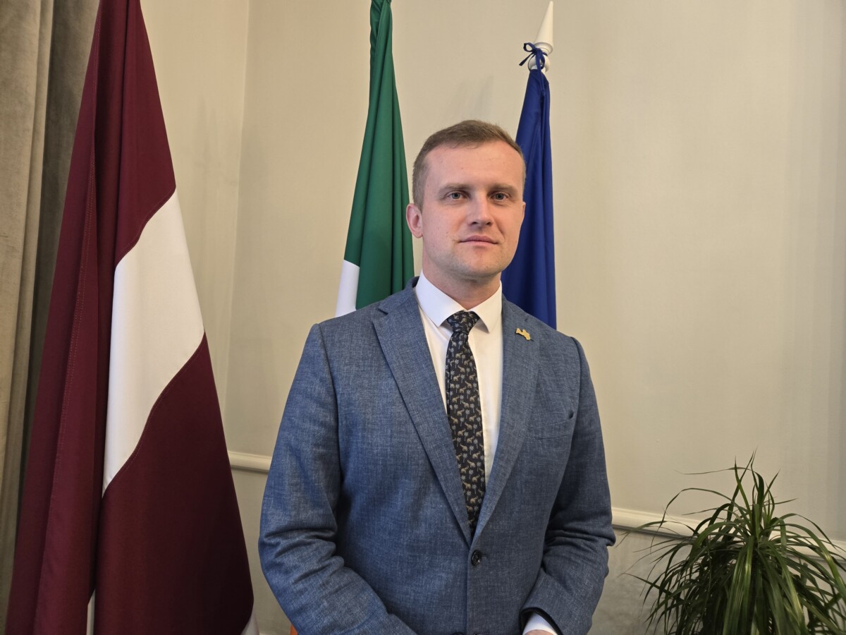 ĀM parlamentārais sekretārs naudu studijām nopelnīja Īrijā