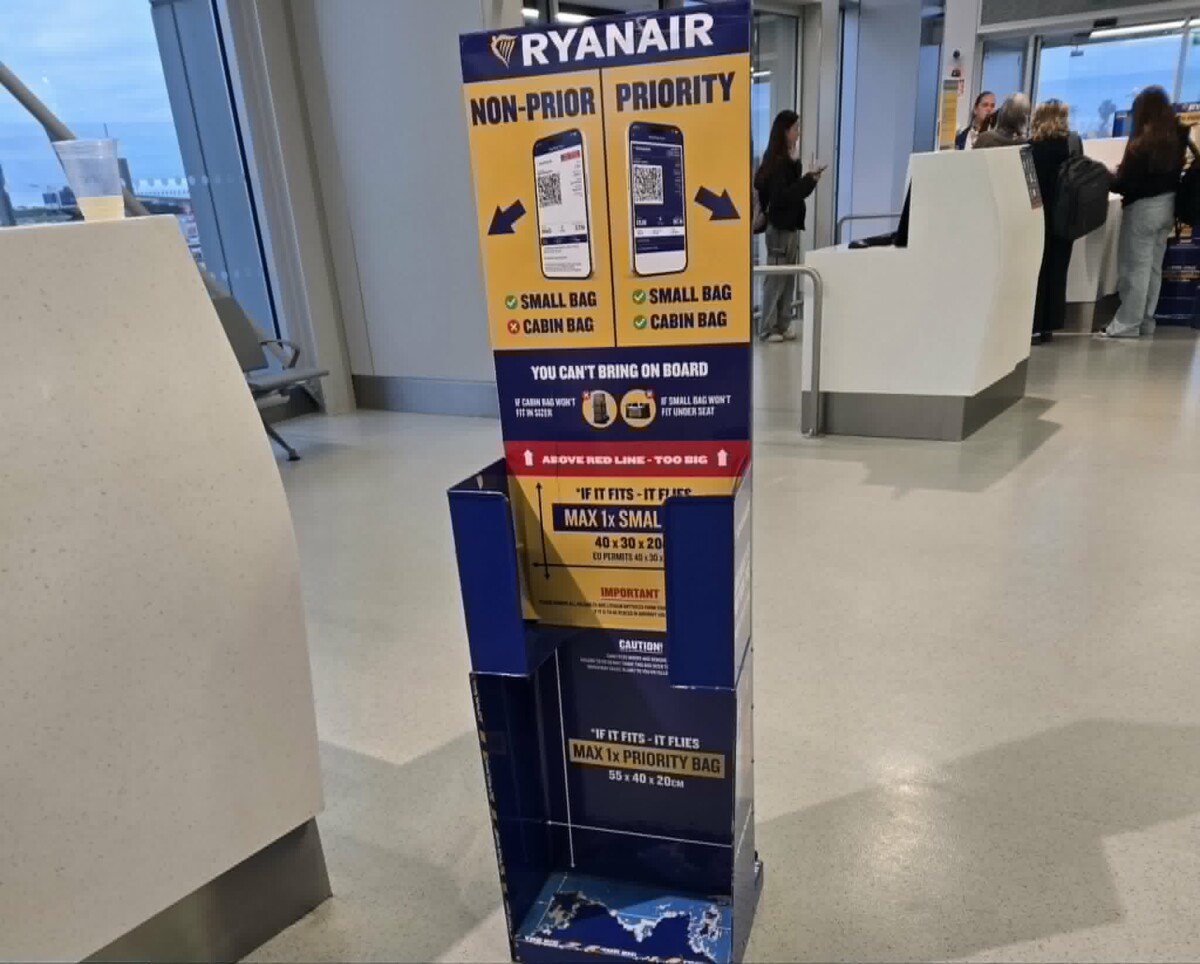 Ryanair plāno palielināt darbinieku prēmijas par bagāžas noteikumu pārkāpēju pieķeršanu