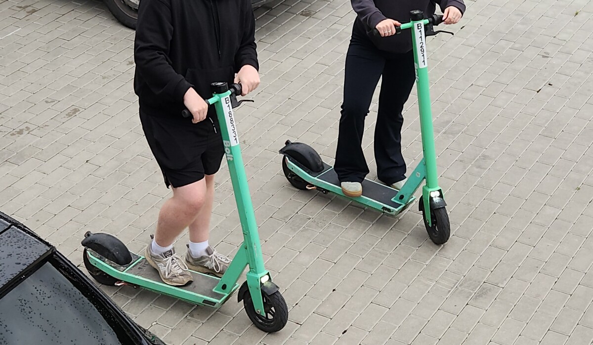 Valdība pieņem stingrāku elektrisko skūteru izmantošanas regulējumu